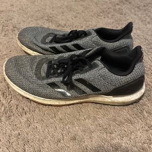 Men’s adidas 10.5 tennis shoes